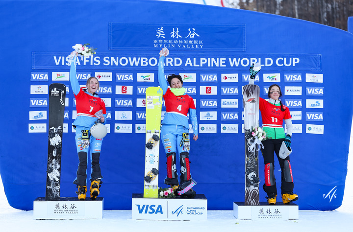 单板滑雪平行项目世界杯美林站女子平行大回转比赛举行